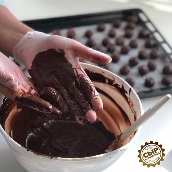 Цукерки робить з бельгійського та французького шоколаду