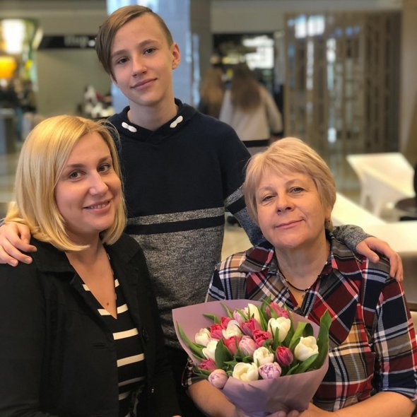 Лілія поки сама займається справою, робить цукерки вдома