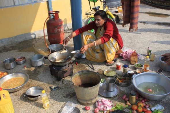 Місцеві жінки готують одночасно декілька страв та багато часу приділяють хатнім справам
