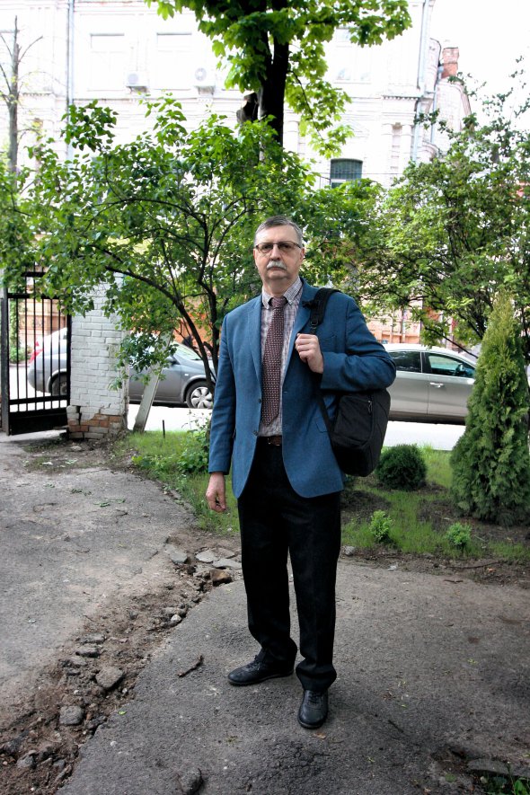 Ігор БУРАКОВСЬКИЙ , 60 років, економіст. Народився 1 листопада 1958 року в Києві. Мати працювала лектором-музикознавцем у філармонії, батько – військовий. Закінчив факультет міжнародних відносин і міжнародного права Національного університету імені Тараса Шевченка. Стажувався в Бірмінгемському університеті у Великій Британії, в Японському інституті міжнародних відносин у Токіо й у Стенфордському університеті США. У 1999–2001 роках працював старшим економістом Інституту ”Схід-Захід”. Доктор економічних наук, директор Інституту економічних досліджень і політичних консультацій, професор Національного університету ”Києво-Могилянська академія”. Із 2002 року очолює Інститут економічних досліджень та політичних консультацій. Співголова ради Реанімаційного пакету реформ, голова правління Офісу зв’язку українських аналітичних центрів у Брюсселі. У шлюбі. Дружина – Оксана Бураковська, перекладач. Донька Ольга працює в Європейському банку реконструкції та розвитку. Улюблений автор – Михайло Булгаков