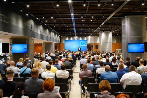 У Києві відбувся Київський міжнародний меблевий саміт, який відвідали експерти з Грузії, Казахстану, Чехії, Польщі, Німеччини, Італії, Іспанії та України