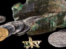 У Франції під підлогою будинку знайшли давні монети та весільний кулон
