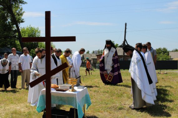 У селі Головач Полтавського району архієпископ освятив хрест на місці закладення храму