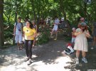 Туристів тут не так багато. Ті, яких привозять екскурсійні автобуси, їдуть за кілька годин