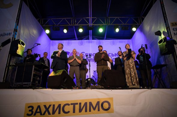 Лідер партії "Європейська Солідарність" Петро Порошенко: "Список українських політиків і державних діячів, яких сьогодні надумали люструвати, підозріло збігається із кремлівськими "санкційними списками" неугодних Путіну"