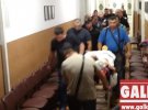 Івано-Франківський міський суд обирає запобіжний захід 35-річному Богдану Проціву. За кермом авто спричинив аварію, в якій загинули 3 та 5-річний брати