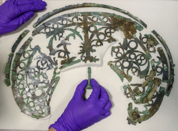 Бронзовий елемент, який прикрашав шолом воєначальника