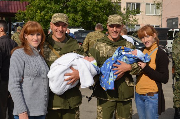Ð¡ÐµÑÑÑÐ¸ Ð½Ð°ÑÐ¾Ð´Ð¸Ð»Ð¸ Ð´ÑÑÐµÐ¹, Ð°Ð»Ðµ Ð¿ÑÐ¾Ð´Ð¾Ð²Ð¶ÑÑÑÑ ÑÐ·Ð´Ð¸ÑÐ¸ Ð½Ð° Ð»ÑÐ½ÑÑ ÑÑÐ¾Ð½ÑÐ°. ÐÐ´Ð¾Ð¼Ð° Ð¿ÑÐ¾Ð²Ð¾Ð´ÑÑÑ "ÑÑÐ¼ÐµÐ¹Ð½Ñ" ÑÐ¾ÑÐ°ÑÑÑ - ÑÐ¿Ð¾ÑÐ°ÑÐºÑ ÐÐ°Ð´ÑÑ, Ð° ÑÐº Ð¿Ð¾Ð²ÐµÑÐ½ÐµÑÑÑÑ, ÑÐ¾ ÑÑ ÑÐµÑÑÑÐ°