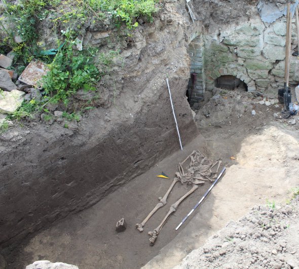 На подвір'ї сільського будинку розкопали поховання русича та побутові предмети XII - XIII ст.