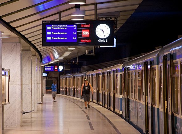 У Мюнхені метро 7 ліній і 100 станцій, плюс приміські потяги, які також охоплюють зупинки в межах міста. І все це разом налічує 16 кілець та 3 зони