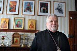 Віктор БЕДЬ 55 років, єпископ, керуючий Мукачівсько-Карпатською єпархією Православної церкви України в Закарпатській області Народився 5 травня 1964 року в Тячеві на Закарпатті. Батьки були інженерами. Закінчив юридичний факультет Львівського національного університету імені Івана Франка. Працював у Закарпатській обласній колегії адвокатів. Один із співзасновників і лідерів Народного Руху України на Закарпатті. У Верховній Раді першого скликання був одним зі співзасновників і членом антикомуністичної опозиції Народна Рада. ”Після депутатства 10 років відбивався від переслідувань влади. Проти мене порушили однією постановою 8–10 кримінальних справ. Жодна не дійшла навіть до висунення звинувачення. Сфабрикували справу проти мого брата і посадили. Але потім виправдали”. Брав участь у Революції на граніті. 8 жовтня 2006-го отримав сан священика. 2010 року прийняв чернечий постриг. Розлучений. Має двох синів 25-річного Віктора і 24-річного Юліана