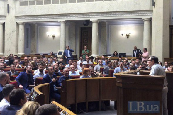 Дмитрий Разумков - глава партии и вероятный спикер - наблюдает возле колоны за обучением.