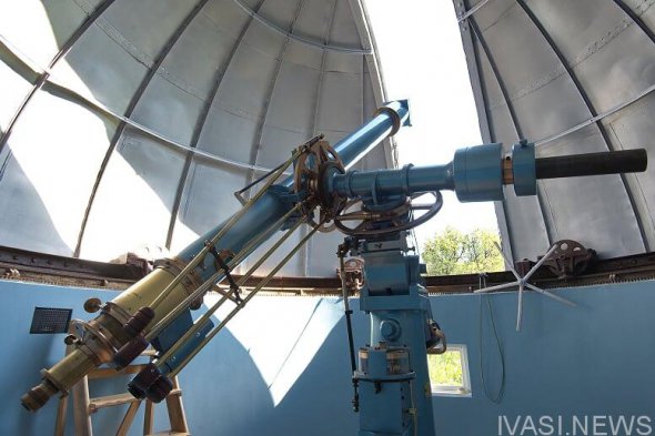 Телескоп Кука мав об'єктив діаметром 165 мм. та фокусну відстань у 2,5 м. 