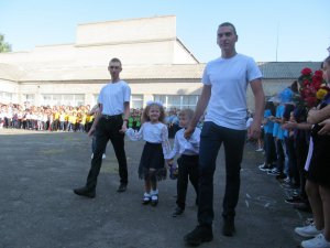 Старшокласники гайсинського навчально-виховного ліцею йдуть поміж інших учнів з першокласниками. Ті дзвонять у дзвінок, який сповіщає про початок навчального року
