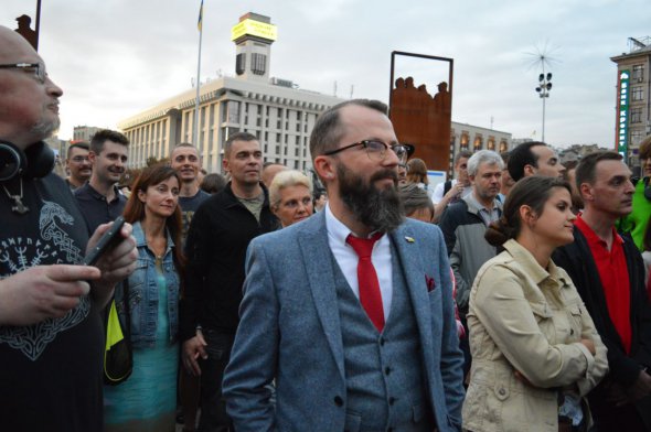 "Підтримати акцію проти цього свавілля. Я процитую Стапана Бандеру «Народ, що поміж хлібом та свободою обирає хліб, то разом із свободою втратить хліб» Саме так ми втрачаємо Україну", - піарник Анатолій Курчинський. 