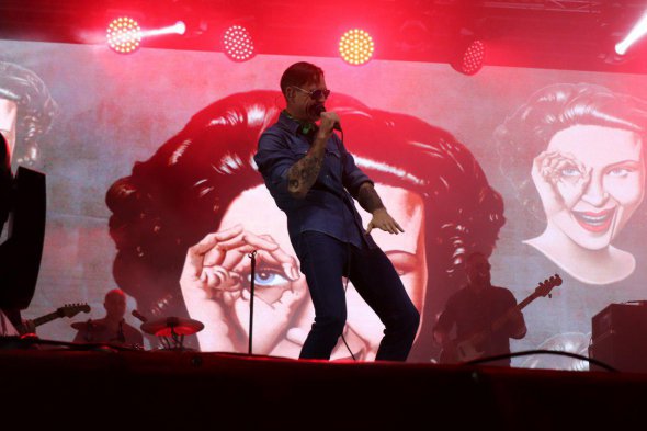 Михалок представил себя строфой «Шухер граждане, на сцене психопат!" Михалок представил себя строфой «Шухер граждане, на сцене психопат!"