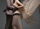 Бежеву весільну сукню для Катерини Кухар створив дизайнер Андре Тан