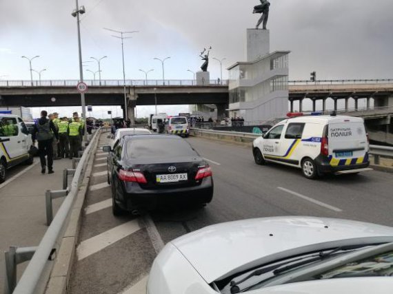 У столиці перекрили міст Метро. Чоловік погрожує його підірвати чи відкрити стрілянину