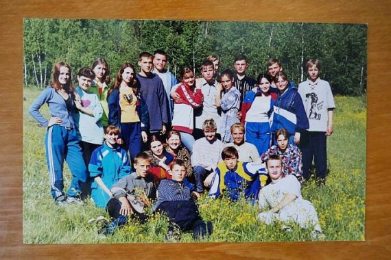 Гончарук на фото у жовто-блакитному спортивному костюмі.