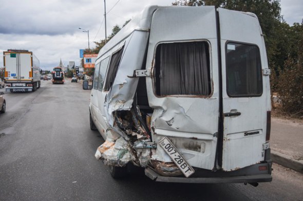 У Києві на Окружній дорозі легковик протаранив маршрутку. Фото: Інформатор