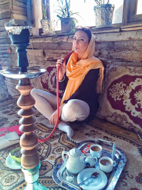В Ірані є сімейні кафе, де жінки разом з чоловіками можуть курити кальян
