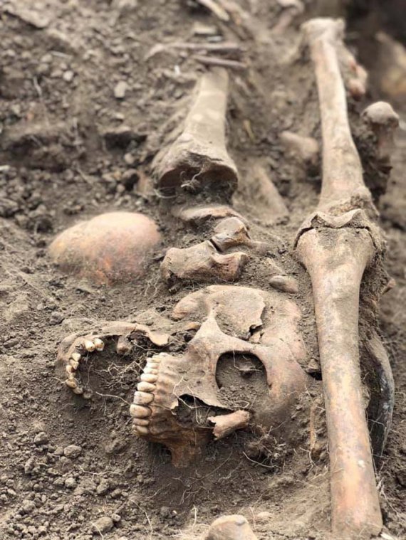 На Херсонщині знайшли поховання військових