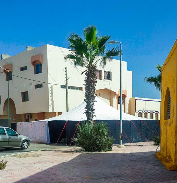 В городе Dakhla много европейских туристов, которые приезжающих на Атлантическое море и ради местных устриц