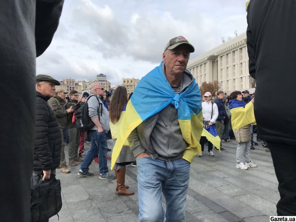 Učastnyk akcyy, na plečax kotoroho ukraynskyj flah