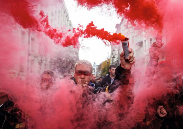Люди палять фаєри під час мітингу проти затвердження так званої формули Штайнмаєра, Київ, 6 жовтня 2019 року