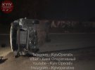 У Києві Peugeot служби таксі в’їхав у бетонні блоки і перекинувся. Постраждала пасажирка