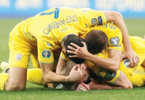 Футболісти збірної України Тарас Степаненко (№6), Віталій Миколенко (в центрі) та Олександр Зінченко радіють перемозі над Португалією у матчі відбору до Євро-2020. Поєдинок відбувся у Києві 14 жовтня