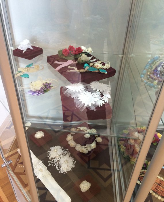 У вінницькому краєзнавчому музеї показали унікальну виставку стародавніх весільних суконь