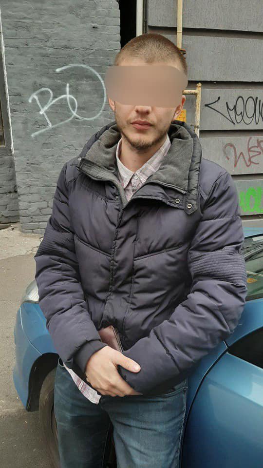 В Киеве таксист сбил на тротуаре девочку и скрылся с места ДТП
