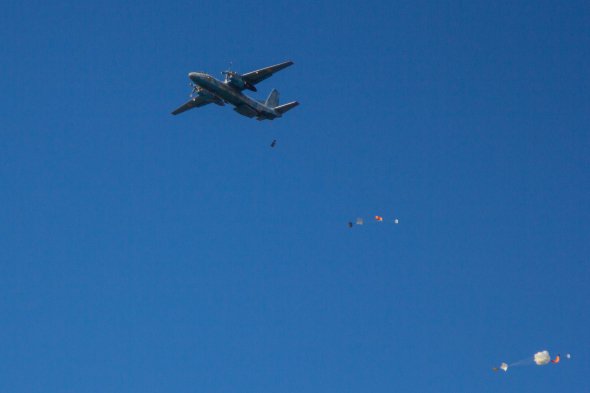 Ан-26 сбрасывает точно в определенный квадрат грузы на парашютных системах