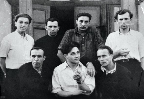 Друзі проводжають Ігоря Олещука (в першому ряду в центрі) з Воркути в Україну в липні 1956-го. Там у таборах суворого режиму він відбув сім років