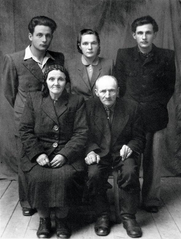 Ігор Олещук (ліворуч) стоїть із сестрою Любов’ю і братом Олегом. На стільцях сидять їхні батьки – Марта Григорівна й Андрій Максимович. 1956 рік