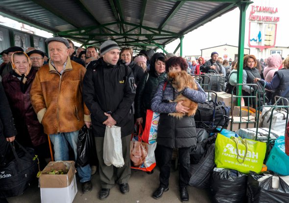 Люди стоять біля пункту пропуску в селищі Станиця Луганська, щоб перейти на територію самопроголошеної Луганської Народної Республіки, 24 жовтня 2019 року