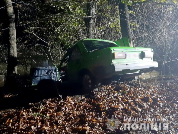 У селі Хлівище Чернівецької області 18-річний водій «ВАЗ» врізався в дерево. Загинула 22-річна пасажирка. Ще 3 людей зазнали травм