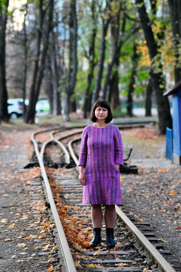Оксана МІХЕЄВА, 48 років, історик, соціолог. Народилася 11 вересня 1971-го в Кіровограді, тепер Кропивницький. Із дитинства жила в Донецьку. Мати Ірина працювала директором Донецького відділення Українського літературного фонду. Батько Кость Міхеїв – письменник, у 1980–1990-х головний редактор часопису ”Донбас”. Закінчила історичний факультет Донецького державного університету. Захистила кандидатську дисертацію ”Кримінальна злочинність і боротьба з нею в Донбасі (1921–1928)”. На початку 2000-х – працювала на кафедрі філософії та релігієзнавства Донецького державного інституту штучного інтелекту. Згодом викладала та завідувала соціологічною лабораторією у Донецькому державному університеті управління. З 2011-го – професор кафедри соціології управління цього ж вузу. Захистила докторську дисертацію з історії. Із 2014-го викладає в Українському католицькому університеті, живе у Львові. Член Міжнародної асоціації гуманітаріїв, Наукового товариства імені Тараса Шевченка, Соціологічної асоціації України. Чоловік 45-річний Олександр інженер-метролог. Виховують синів 24-річного Костянтина і Володимира, 10 років. Мають кішку Принцесу Лею, яку підібрали на вулиці