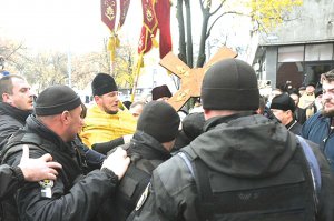 Віряни та священики Київського патріархату зібралися 11 листопада біля столичного Апеляційного суду. Намагалися прорватися в зал, де йшло засідання. Поліція застосувала сльозогінний газ. П’ятьох людей затримали