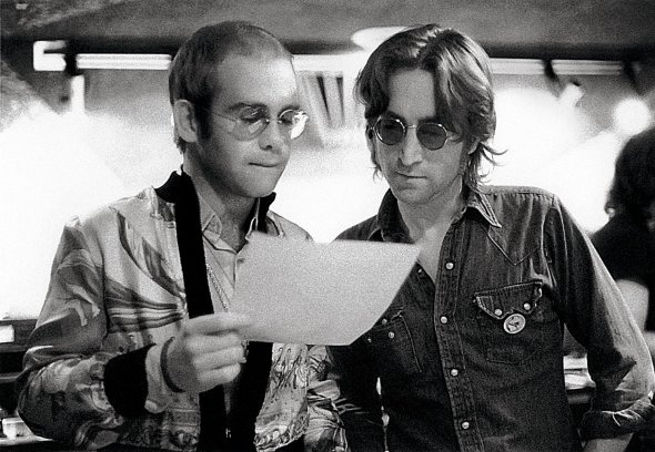 Рок-музикант і засновник The Beatles Джон Леннон і співак Елтон Джон готуються до виступу у нью-йоркському залі Madison Square Garden 28 листопада 1974-го. Разом виконали три пісні. Наступного року Елтон Джон став хрещеним батьком Шона – сина Джона Леннона та Йоко Оно
