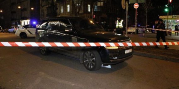 У невідомі обстріляли чорний Range Rover. За кермом авто був бізнесмен та депутат Київської облради В'ячеслав Соболєв. Його син 3-річний Олександр - загинув