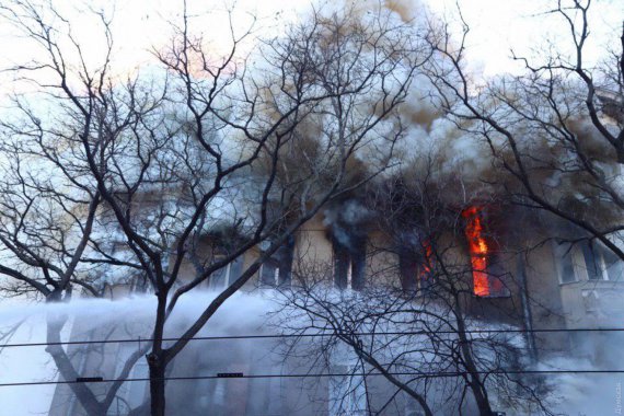 У будівлі Одеського коледжу економіки, права та готельно-ресторанного бізнесу виникла пожежа