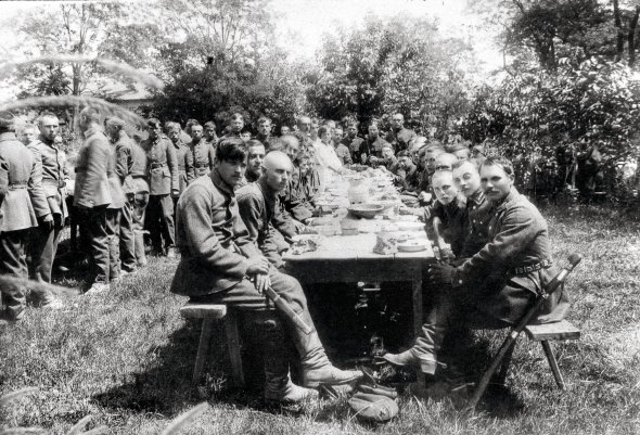 Козаки та старшини 3-ї Залізної дивізії армії Української Народної Республіки на відпочинку, 1920 рік