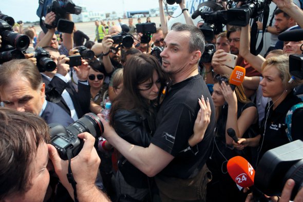 Режисер Олег Сенцов обіймає доньку Аліну на злітній смузі аеропорту ”Бориспіль”. 5 років і 4 місяці провів у російській в’язниці. 7 вересня між Україною та РФ відбувся обмін полоненими. На батьківщину повернулися 11 наших політв’язнів і 24 моряки, яких росіяни захопили разом із кораблями у листопаді торік
