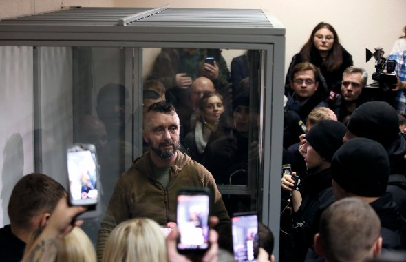 Музикант, доброволець 41-річний Андрій Антоненко в Печерському суді Києва виголошує промову. Його та ще чотирьох осіб підозрюють у підриві автомобіля журналіста, виконавчого директора ”Української правди” Павла Шеремета у липні 2016 року. Антоненко вини не визнає. Суд 13 грудня арештовує його на два місяці без права на заставу