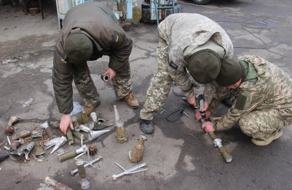 Українські військові зібрали з уламків російських снарядів двометрову ялинку