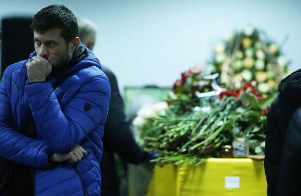 Родичі, друзі та колеги несли квіти до трун загиблого екіпажу та пасажирів рейсу Тегеран-Київ в терміналі В аеропорту в Борисполі.
