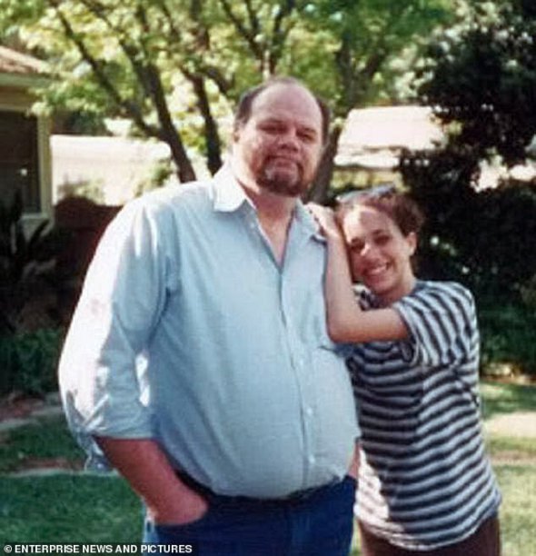 С 11 до 18 лет Меган жила вместе с отцом. Он работал голливудским продюсером