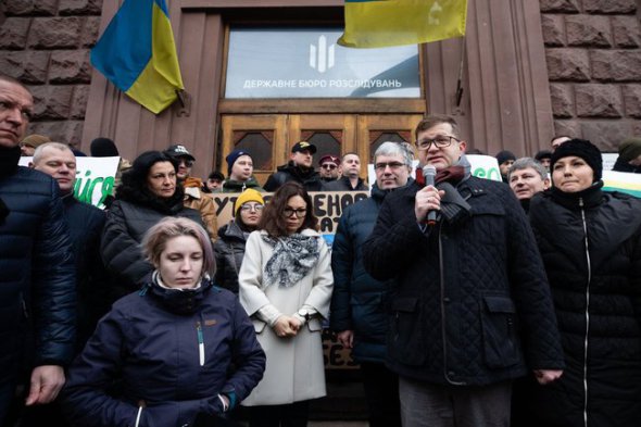 Під будівлею ДБР відбувається акція на підтримку нардепа Софії Федини